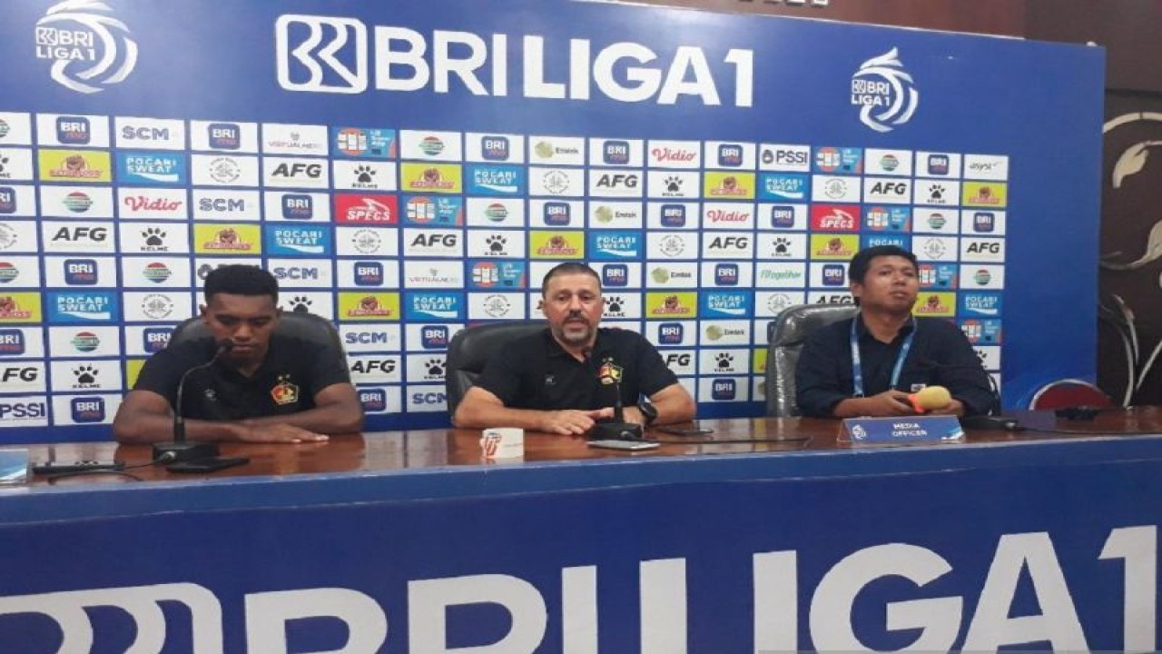 Pelatih Persik Kediri Marcelo Rospide di Kediri, Jawa Timur. ANTARA/ Asmaul