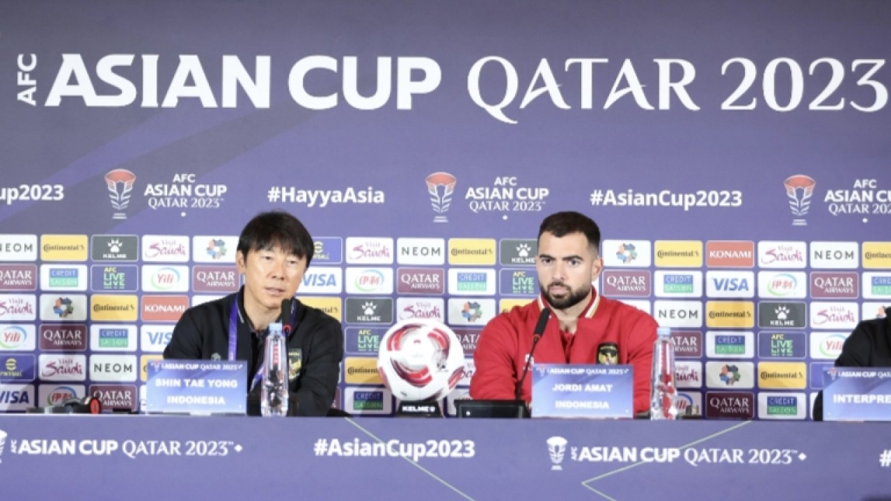 Pelatih Timnas Indonesia, Shin Tae-yong bersama Jordi Amat