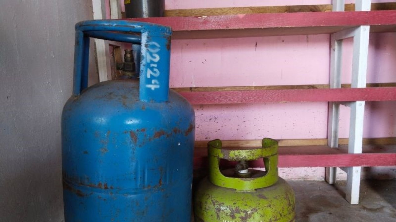 Gas elpiji isi 3 kilogram dan 11 kilogram yang dijual oleh pedagang pengecer di Desa Ujung Padang, Kabupaten Mukomuko, Rabu (24/1/2024). ANTARA/Ferri.