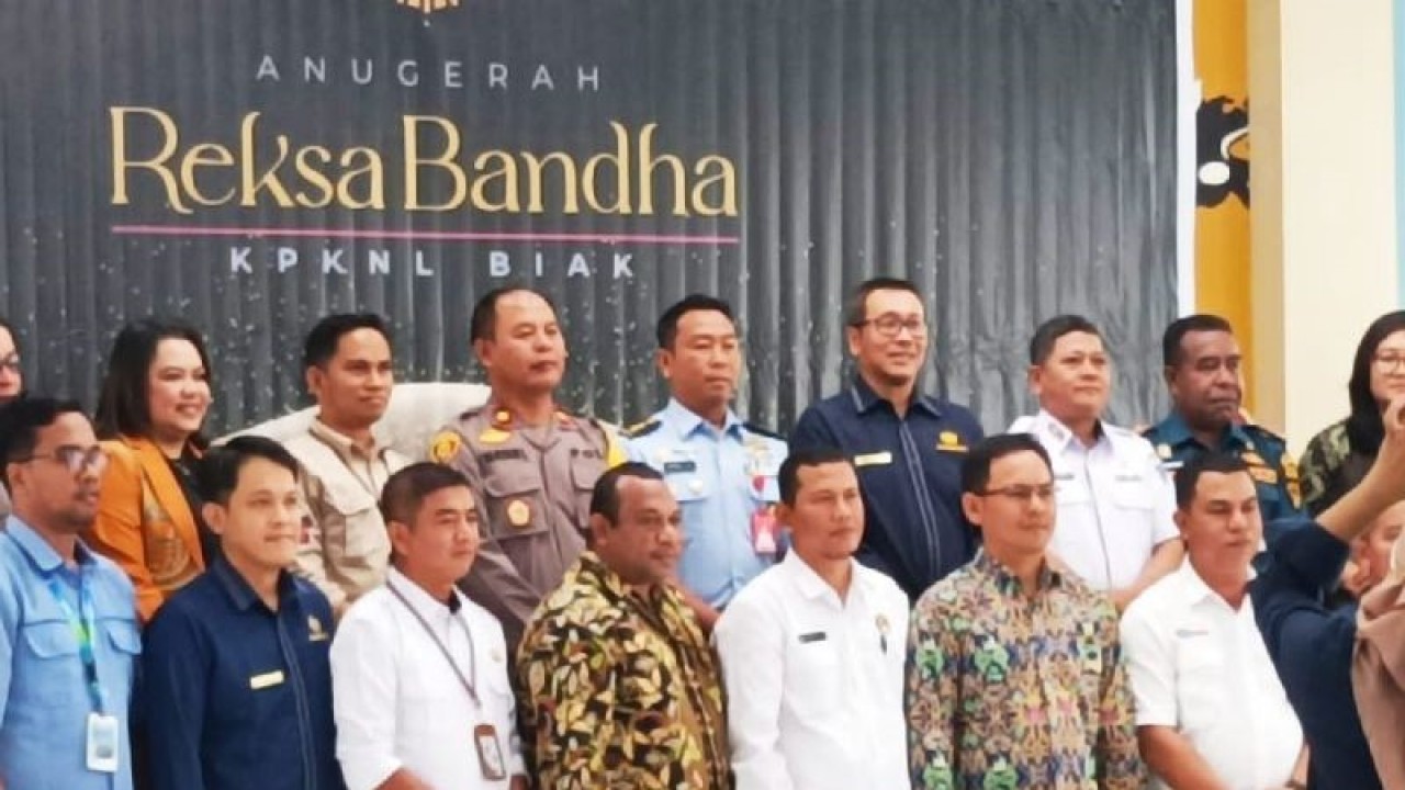 Pemberian penghargaan Reksa Bandha KPKLN Biak, Papua, Rabu (24/01/2024).ANTARA/Muhsidin