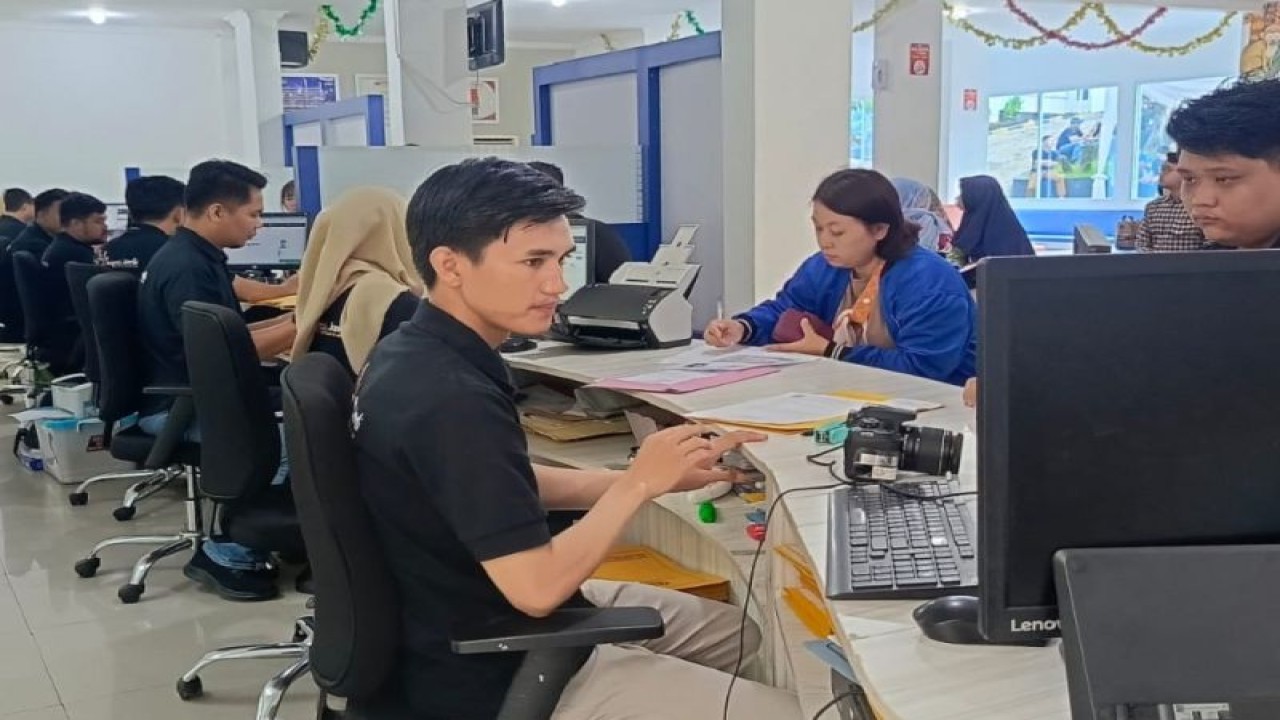 Pembuatan paspor di Kantor Imigrasi Jambi. ANTARA/Ho/Humas Imigrasi Jambi.