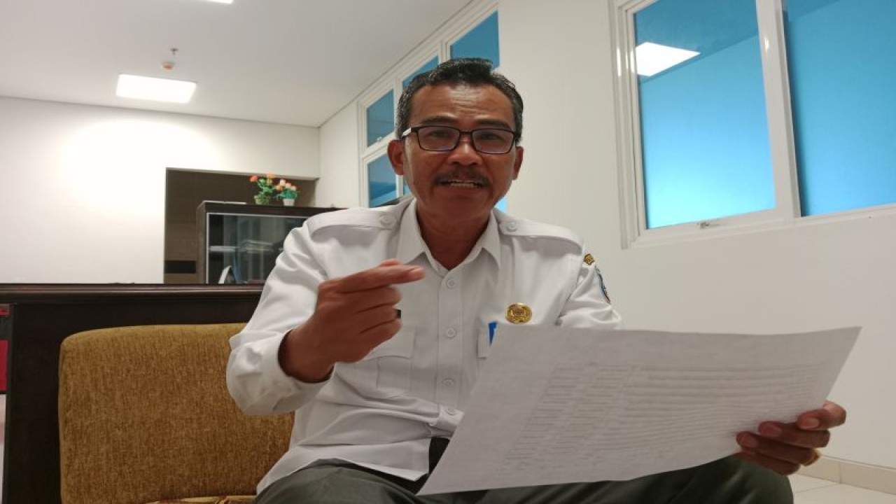 Kepala BPBJ Setda Lombok Tengah, Provinsi NTB, Edy Johannas saat membacakan data jumlah sumur bor yang akan dibangun di 2024 (ANTARA/Akhyar Rosidi)