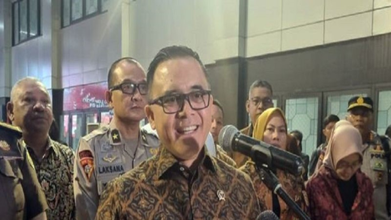 Menpan RB Abdullah Azwar Anas saat memberikan sambutan dalam acara Appreciation Day ASN Culture Festival 2023 di Jakarta Selatan, Kamis (14/12/2023). ANTARA/Hendri Sukma Indrawan/am.