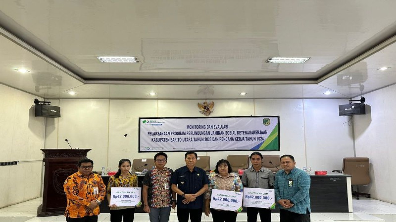 Pj Bupati Barut juga menyerahkan santunan kematian secara simbolis kepada tiga orang ahli waris yang mengalami risiko meninggal dunia. (ANTARA/HO-BPJS Ketenagakerjaan)