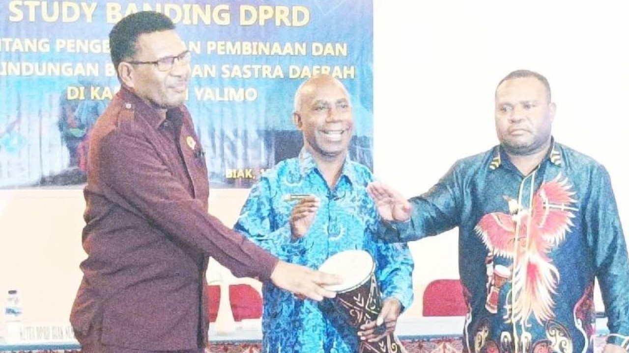 Asisten 1 Sekda Biak Numfor Semuel Rumaikeuw SH (tengah) bersama Ketua Badan Pembentukan Perda DPRD D.Rumanasen (kiri) membuka pertemuan studi banding DPRD Yalimo di Biak.ANTARA/Muhsidin