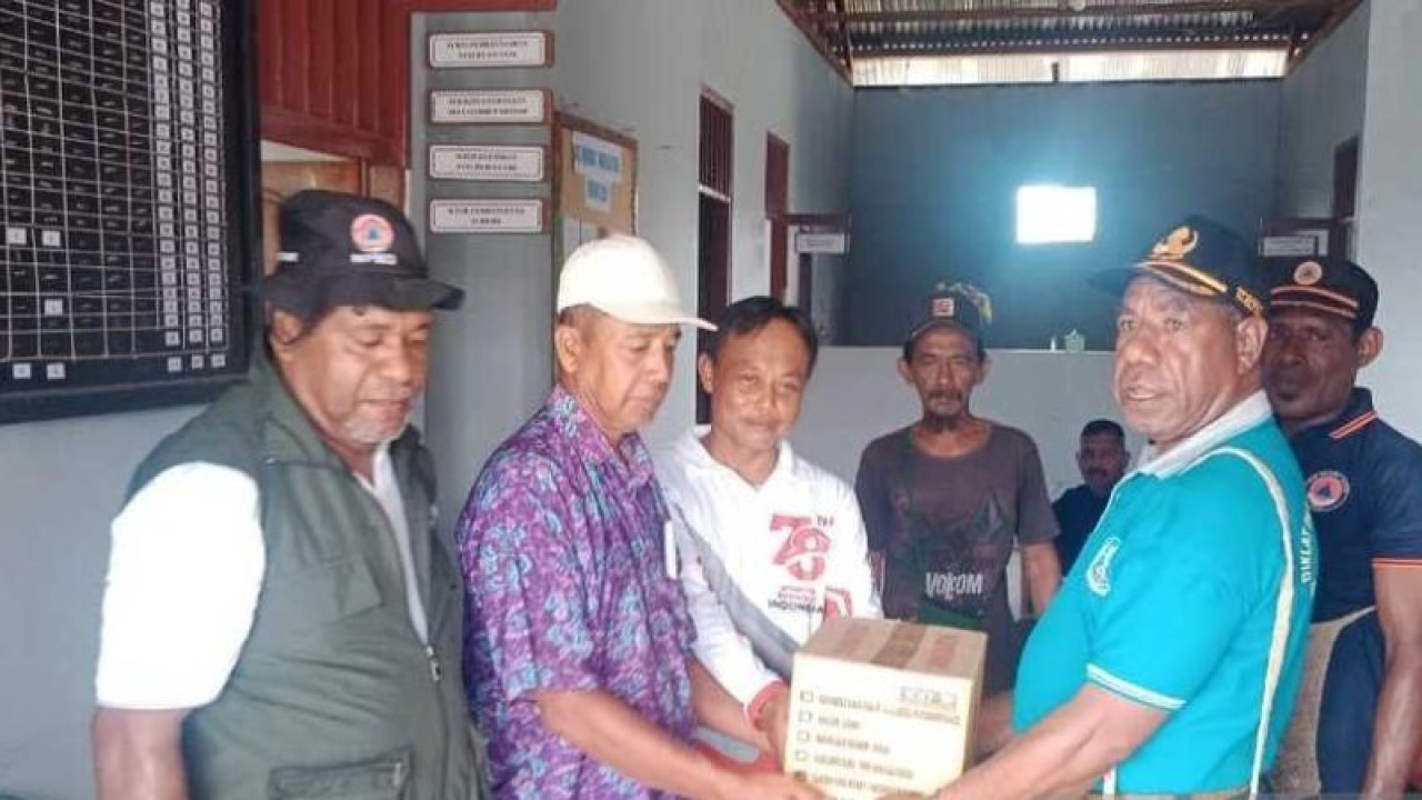 Pemkab Jayapura melalui Kepala BPBD Kabupaten Jayapura Jan Willem Rumere menyerahkan bantuan Bama yang diterima oleh Kepala Distrik Nimbokrang, sebelum diserahkan lagi ke Ketua Posko Penanganan Bantuan di Kampung Benyom Jaya I pada Selasa (2/1) 2024. (ANTARA/HO-Dok Kepala BPBD Kabupaten Jayapura Jan Willem Rumere)