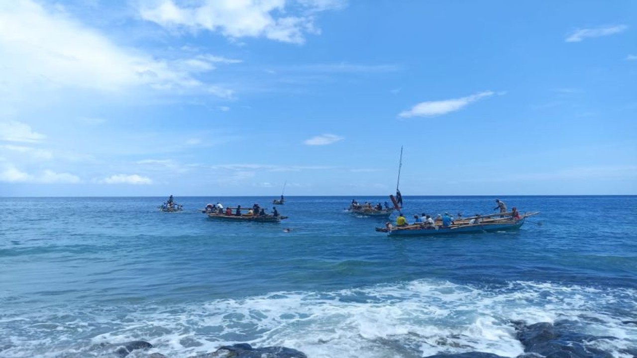 Simulasi Penangkapan Ikan Paus oleh nelayan tradisional dalam Festival Leva Alep di Lamalera, Kecamatan Wulandoni, Kabupaten Lembata, NTT, Rabu (15/2/2023). (ANTARA/Dokumentasi Pribadi)