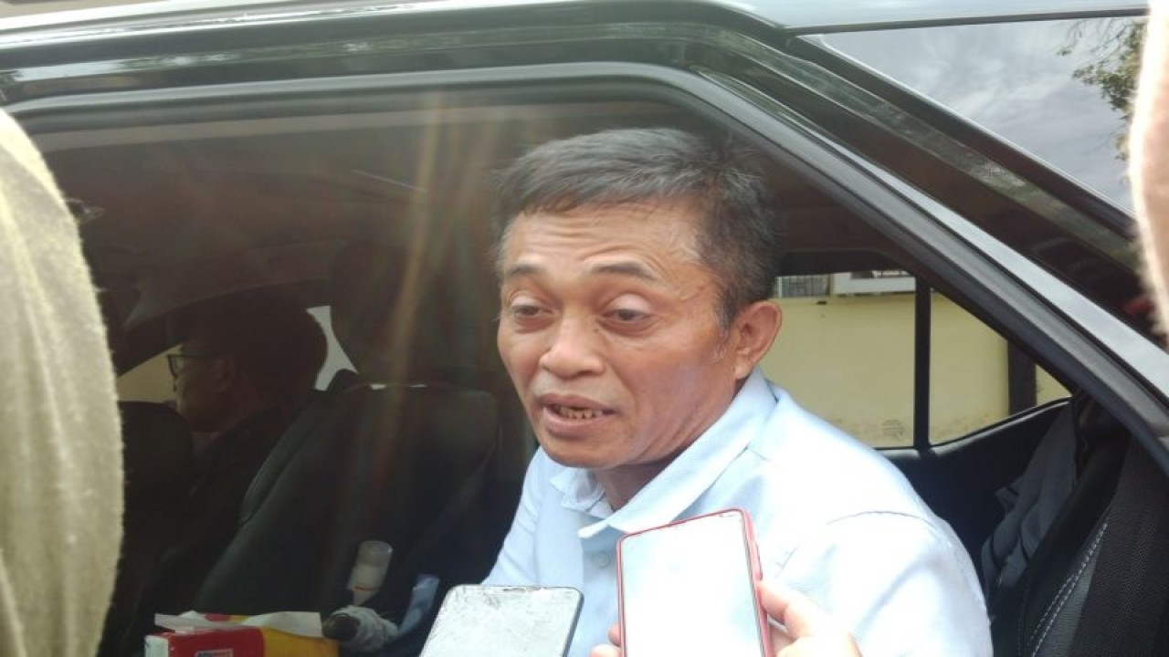 Bupati Kabupaten Lombok Tengah, Provinsi NTB, Lalu Fathul Bahri usai membuka pelatihan berbasis kompetensi di kantor BLK Praya, Senin (29/1/2024) (ANTARA/Akhyar Rosidi)