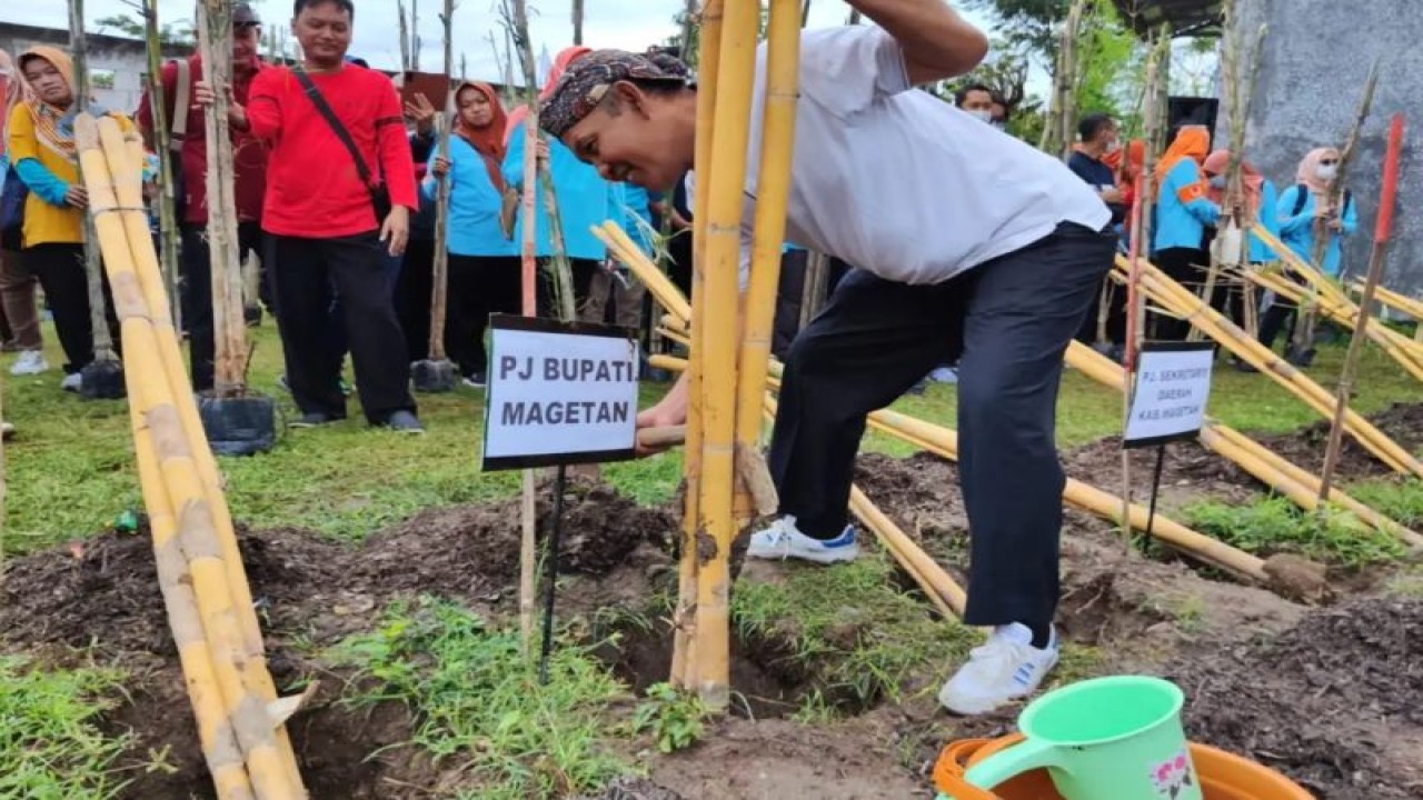 Pj Bupati Magetan Hergunadi bersama perwakilan forkopimda dan OPD setempat melakukan penanaman bibit pohon bambu di eko-eduwisata bambu di Kelurahan Tinap, Kecamatan Sukomoro, di kabupaten Magetan, Jatim, Jumat (19/1/2024). (ANTARA/HO-Diskominfo Kab Magetan)