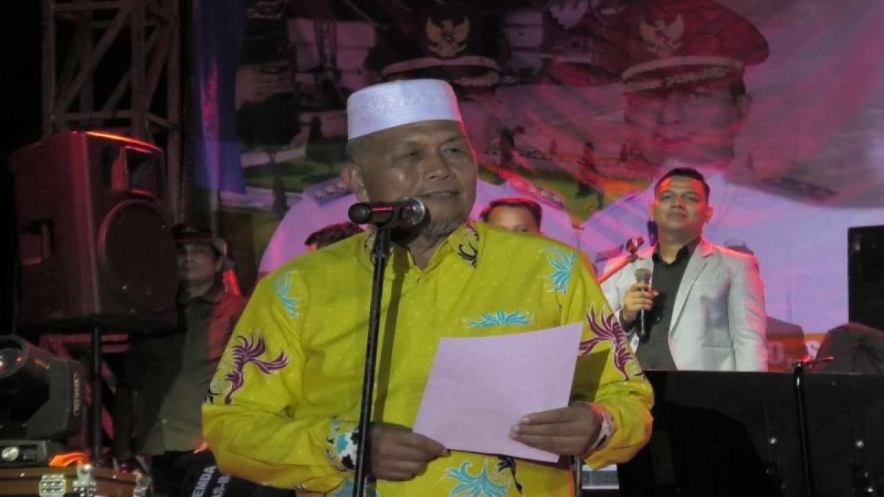 Bupati Pasaman Barat Hamsuardi saat membuka rangkaian acara peringatan Hari Ulang Tahun daerah itu ke-20 di Simpang Empat, Senin (1/1/2023) malam. Antara/Altas Maulana.