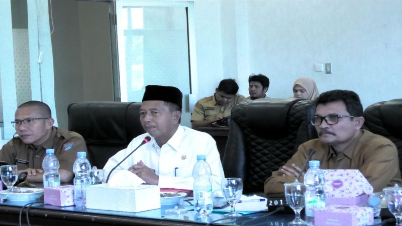 Wakil Bupati Pasaman Barat Risnawanto saat mengadakan rapat koordinasi (rakor) Tim Koordinasi Penanggulangan Kemiskinan Daerah (TKPKD) Pasaman Barat di Simpang Empat, Selasa (30/1/2024). ANTARA/Altas Maulana.