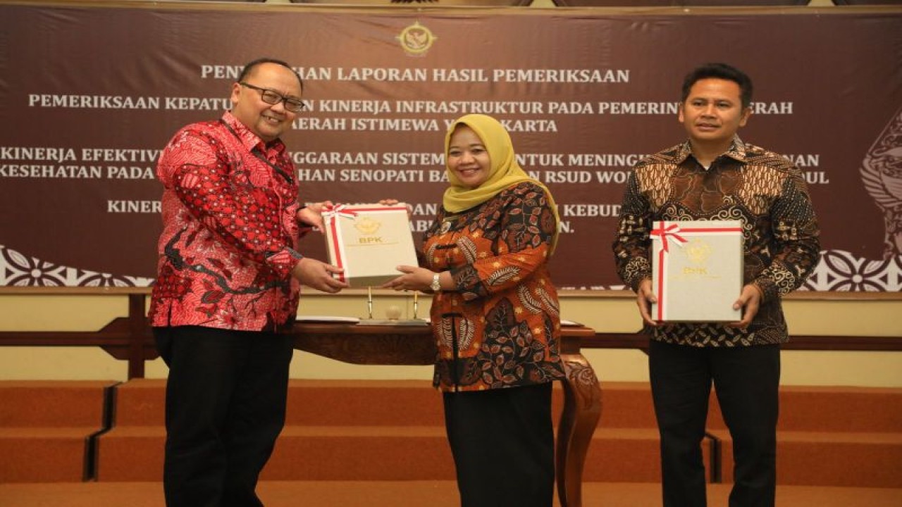 Bupati Sleman Kustini Sri Purnomo menerima LHP Kinerja Pemajuan dan Pelestarian Kebudayaan yang diserahkan Kepala BPK Provinsi DIY Widhi Widayat di Kantor BPK DIY, Rabu (3/1/2024). (ANTARA/HO-Bagian Prokopim Setda Sleman)