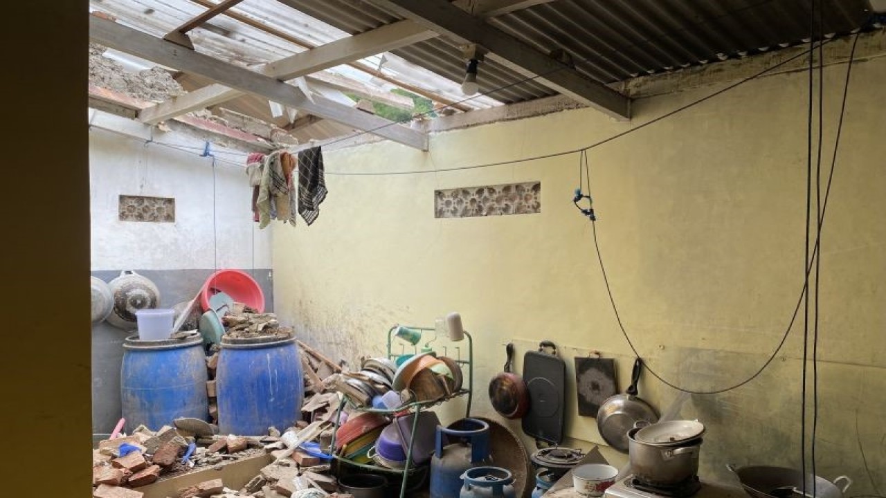 Kondisi salah satu rumah warga yang rusak cukup parah akibat gempa di Kabupaten Sumedang, Jawa Barat, Selasa (2/1/2024). (ANTARA/Rubby Jovan)