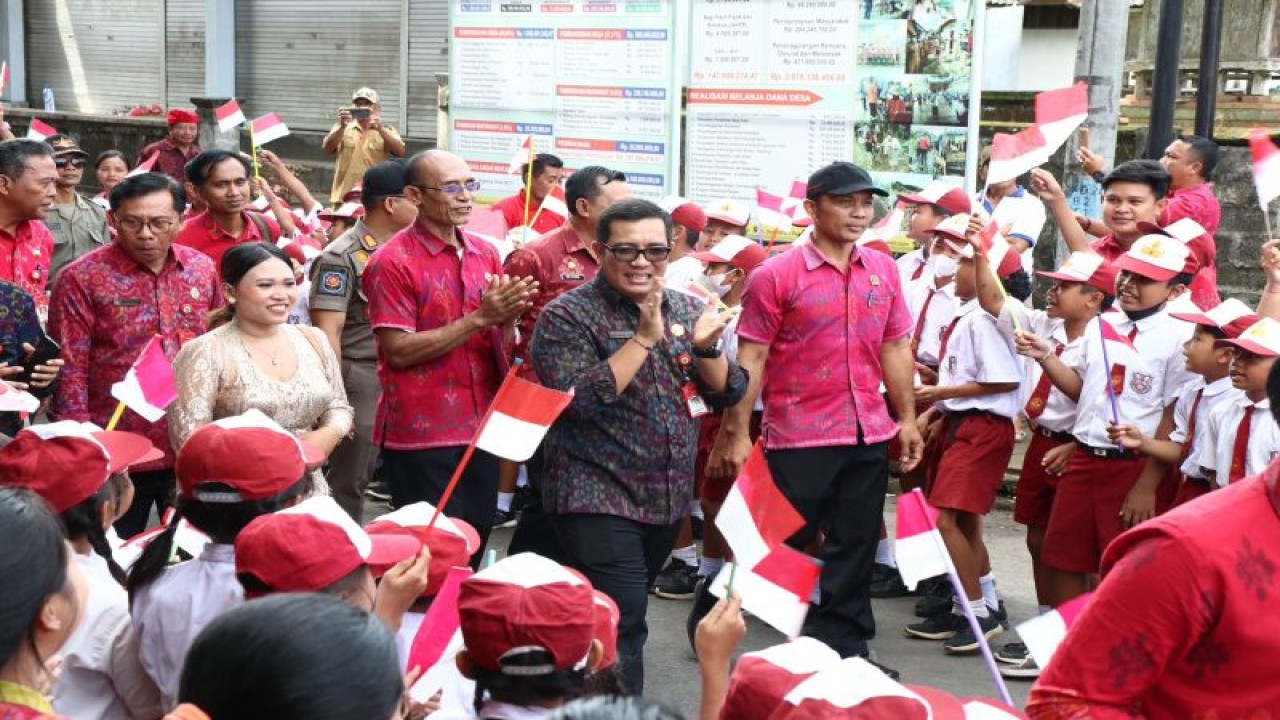 Bupati Tabanan I Komang Gede Sanjaya disambut dengan meriah oleh anak-anak sekolah di Desa Nyitdah, Kediri, Tabanan, Bali, Selasa (30/1/2024). (ANTARA/HO-Humas Pemkab Tabanan)