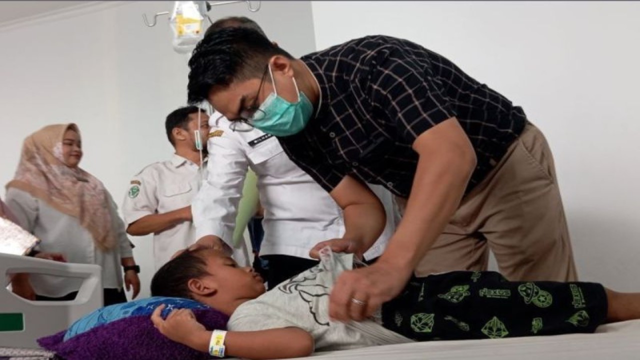 Arsip Foto - Seorang dokter anak di RSUD Datu Sanggul Rantau Kabupaten Tapin, Provinsi Kalimantan Selatan memeriksa seorang anak yang positif kasus demam berdarah, Rabu (6/1/2024). ANTARA/Muhammad Fauzi Fadilah