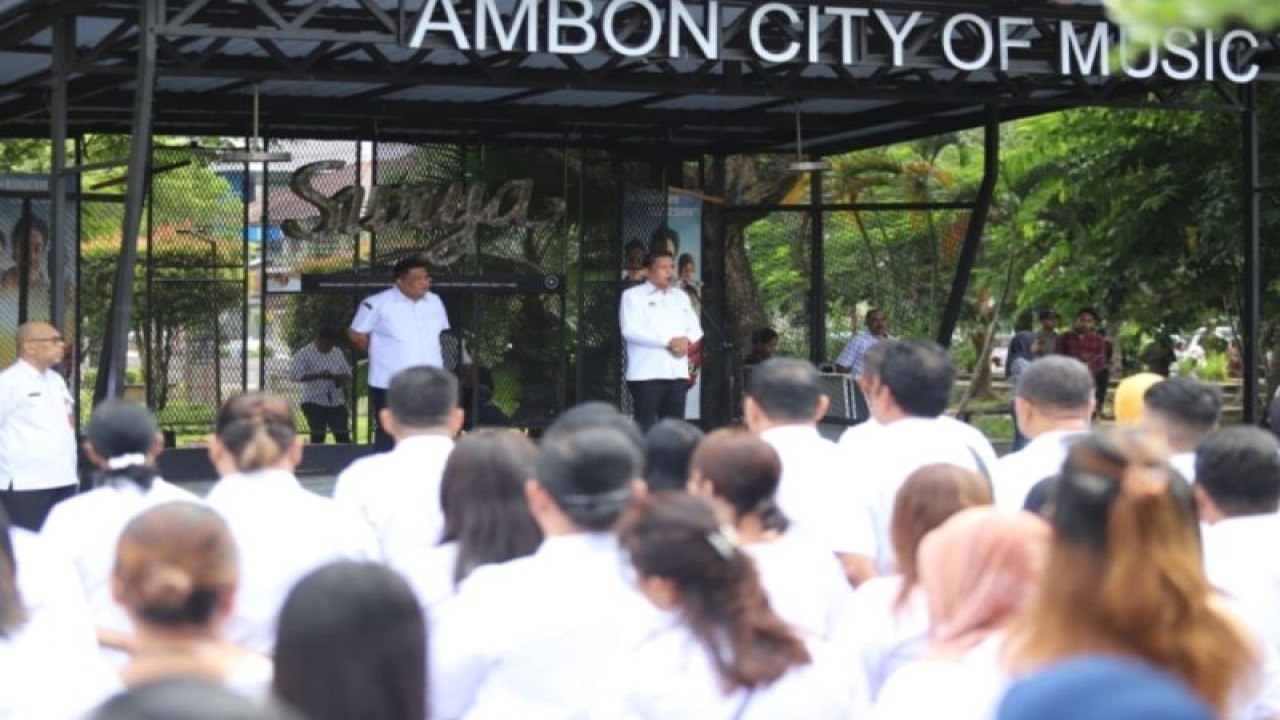 Penjabat Wali Kota Ambon Bodewin Wattimena saat apel pagi ASN Lingkup Pemkot Ambon awal tahun 2024 di Ambon, Rabu (3/1). ANTARA/Penina F Mayaut.