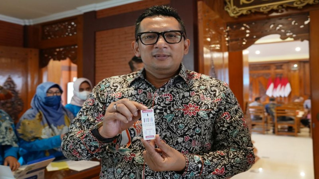 Pj Wali Kota Mojokerto Ali Kuncoro menunjukkan hasil tes urine sebagai salah satu upaya terhadap penegakan Pencegahan dan Pemberantasan Penyalahgunaan dan Peredaran Gelap Narkotika (P4GN) di kota setempat, Jumat (5/1/2024) ANTARA/HO-Pemkot Mojokerto