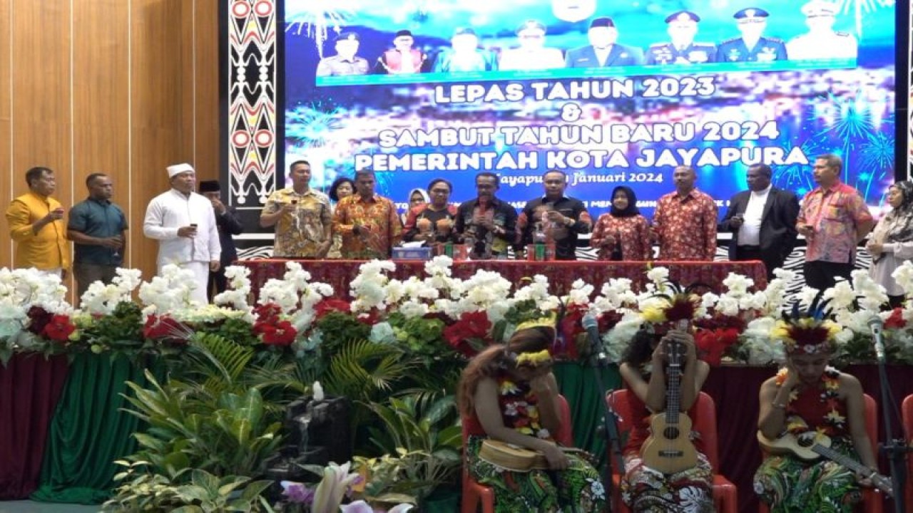 Foto bersama saat acara lepas Tahun 2023 dan sambut Tahun Baru 2024 Pemerintah Kota Jayapura di Kantor Wali Kota setempat, Senin (1/1/2024) (ANTARA/HO-Humas Pemkot Jayapura)