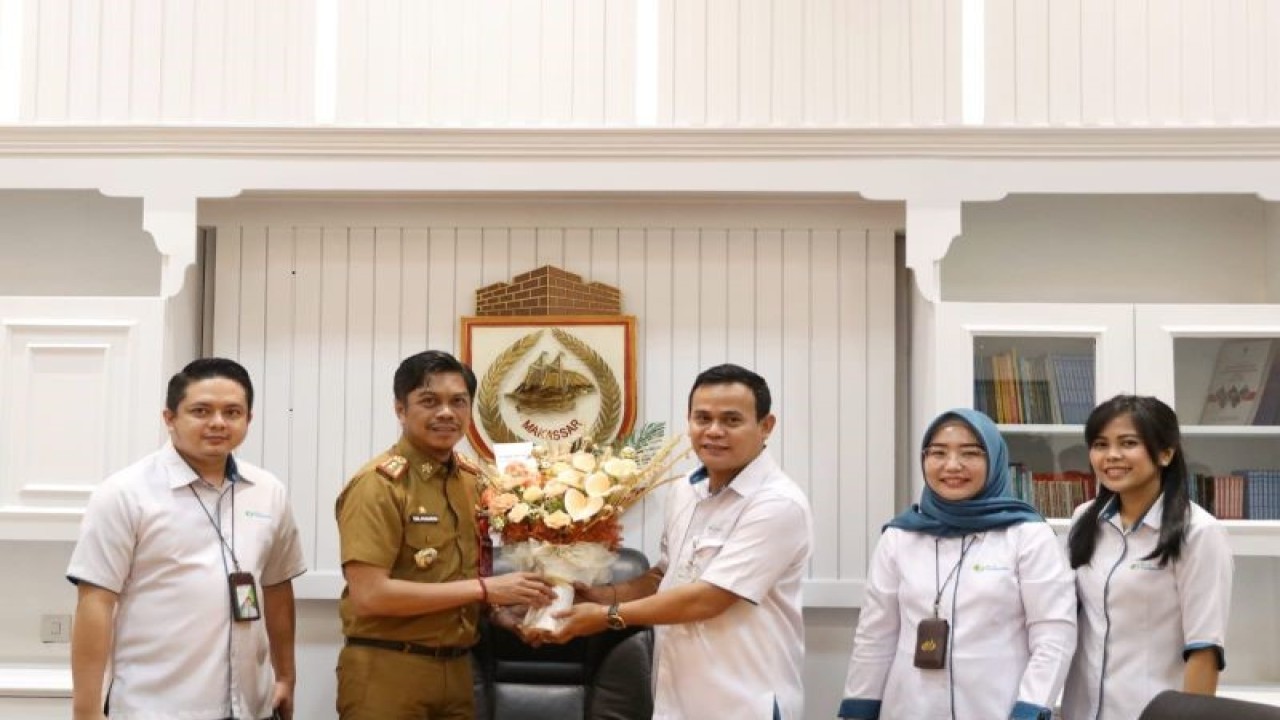 PJ Sekda Makassar Firman Hamid Pagarra saat bertukar cinderamata dengan Kepala Cabang BPJS-TK Makassar I Nyoman Hari di Makassar, Senin (29/1/2024). ANTARA/HO/Pemkot Makassar