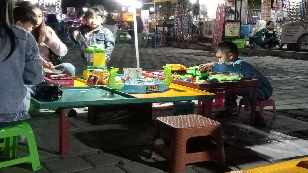 Ilustrasi: salah satu lapak pedagang kaki lima (PKL) berupa permainan edukatif anak di areal Taman Sangkareang dan kini mulai banyak di areal Teras Udayana Mataram, Provinsi Nusa Tenggara Barat. (ANTARA/Nirkomala)