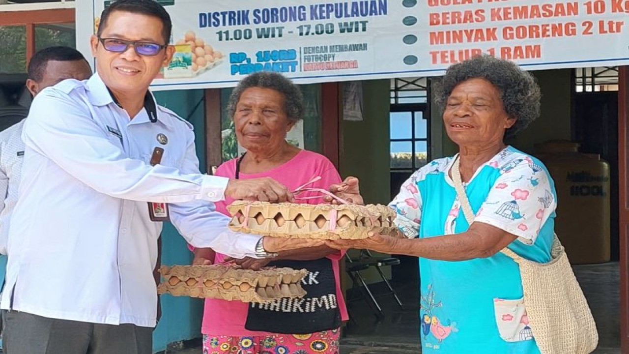 Plt. Kepala Dinas Perdagangan Kota Sorong, Thamrin Tajuddin menyerahkan secara simbolis paket sembako kepada masyarakat di Distrik Sorong Kelulauan, Rabu (3/1/2024). (ANTARA/Yuvensius Lasa Banafanu)