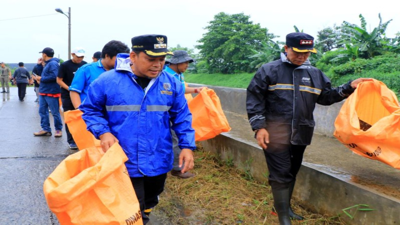 Pj Wali Kota Nurdin (kiri) dalam kegiatan Bebersih Sungai yang berlangsung di Sungai Ledug, Kecamatan Periuk, Jumat (19/1/2024). ANTARA/HO-Pemkot Tangerang