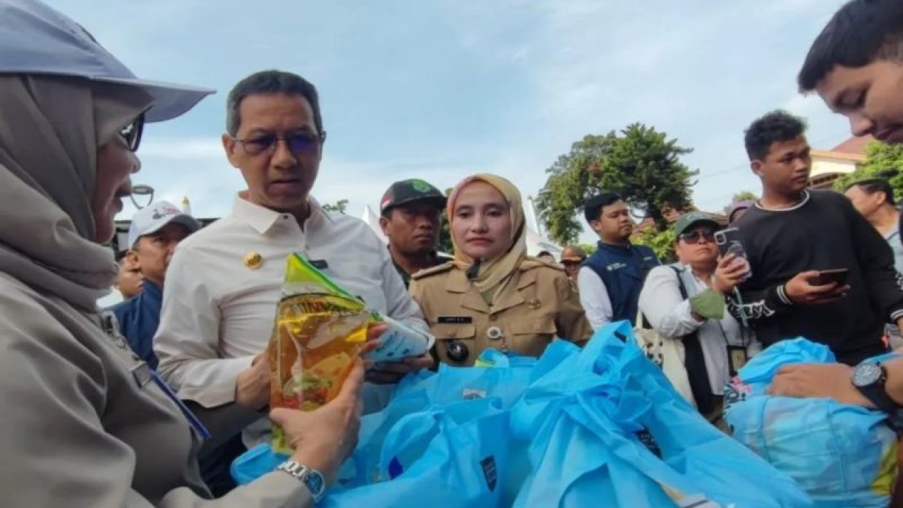 Penjabat Gubernur DKI Jakarta Heru Budi Hartono didampingi Kepala Dinas Ketahanan Pangan, Kelautan dan Perikanan (KPKP) DKI Jakarta Suharini Eliawati saat meninjau sembako murah di Kelurahan Duren Sawit, Kecamatan Duren Sawit, Jakarta Timur, Senin (15/1/2024). ANTARA/Syaiful Hakim
