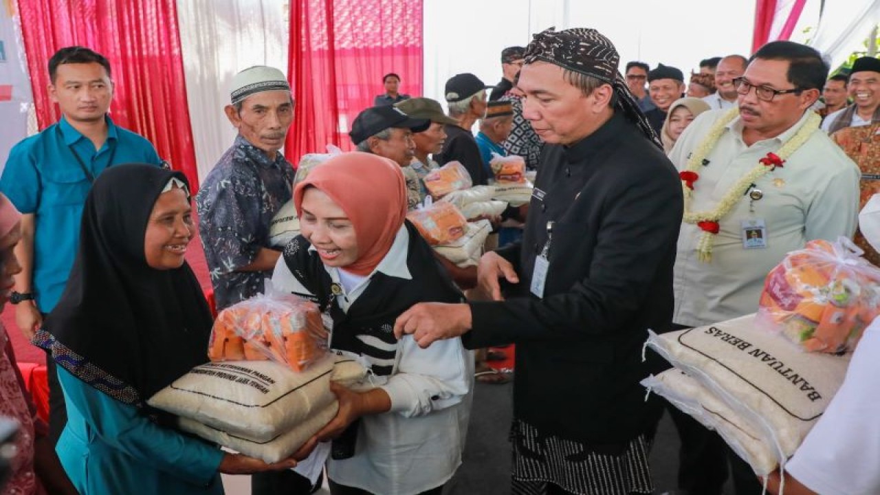 Kepala Dinas Ketahanan Pangan Jawa Tengah Dyah Lukisari saat pembagian bantuan beras Cadangan Pangan Pemerintah Daerah (CPPD). ANTARA/HO-Pemprov Jateng.