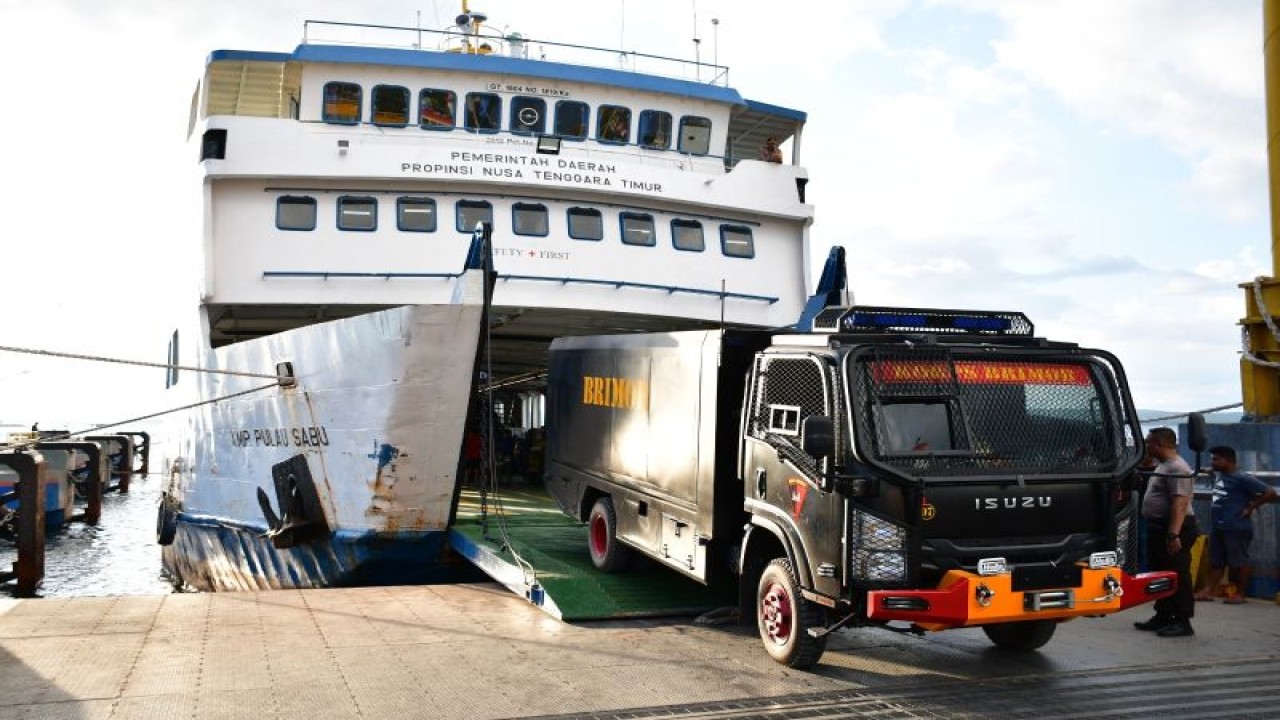 Satu unit kendaraan milik Polda NTT dimasukan ke dalam kapal KMP Pulau Sabu yang akan bertolak ke Flores Timur. ANTARA/Ho-Humas Polda NTT