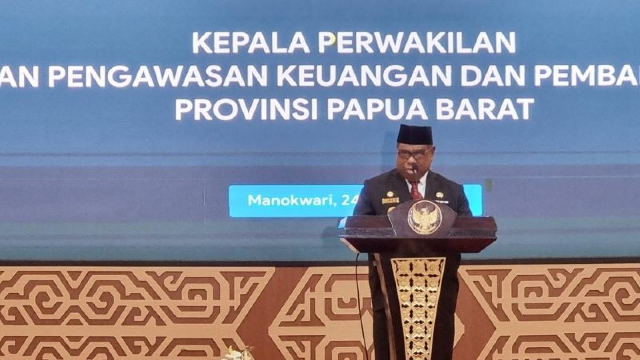 Penjabat Gubernur Papua Barat Ali Baham Temongmere saat memberikan sambutan pada acara pengukuhan Kepala Perwakilan BPKP Papua Barat di Manokwari, Papua Barat, Rabu (24/1/2024). ANTARA/Fransiskus Salu Weking