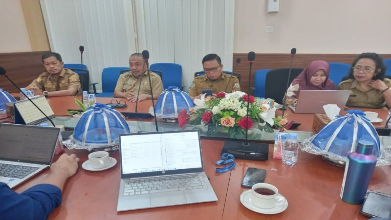 Kepala Dinas Ketahanan Pangan Sulbar Abdul Waris Bestari (kiri) saat melakukan koordinasi dengan Bank Indonesia (BI) Perwakilan Sulbar. (ANTARA/HO/Diskominfo Sulbar)