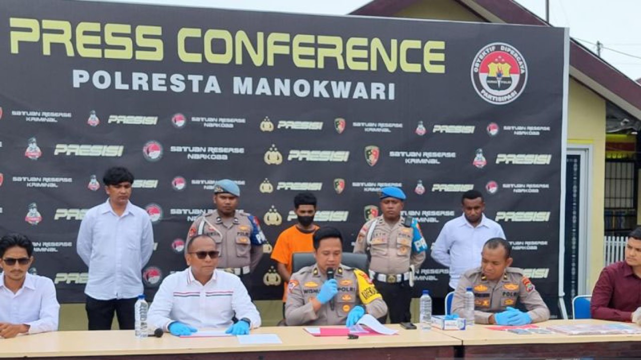 Kepolisian Resor Kota Manokwari menggelar konferensi pers pengungkapan kasus pencurian delapan unit kendaraan bermotor di Manokwari, Papua Barat, Senin. (ANTARA/Fransiskus Salu Weking)