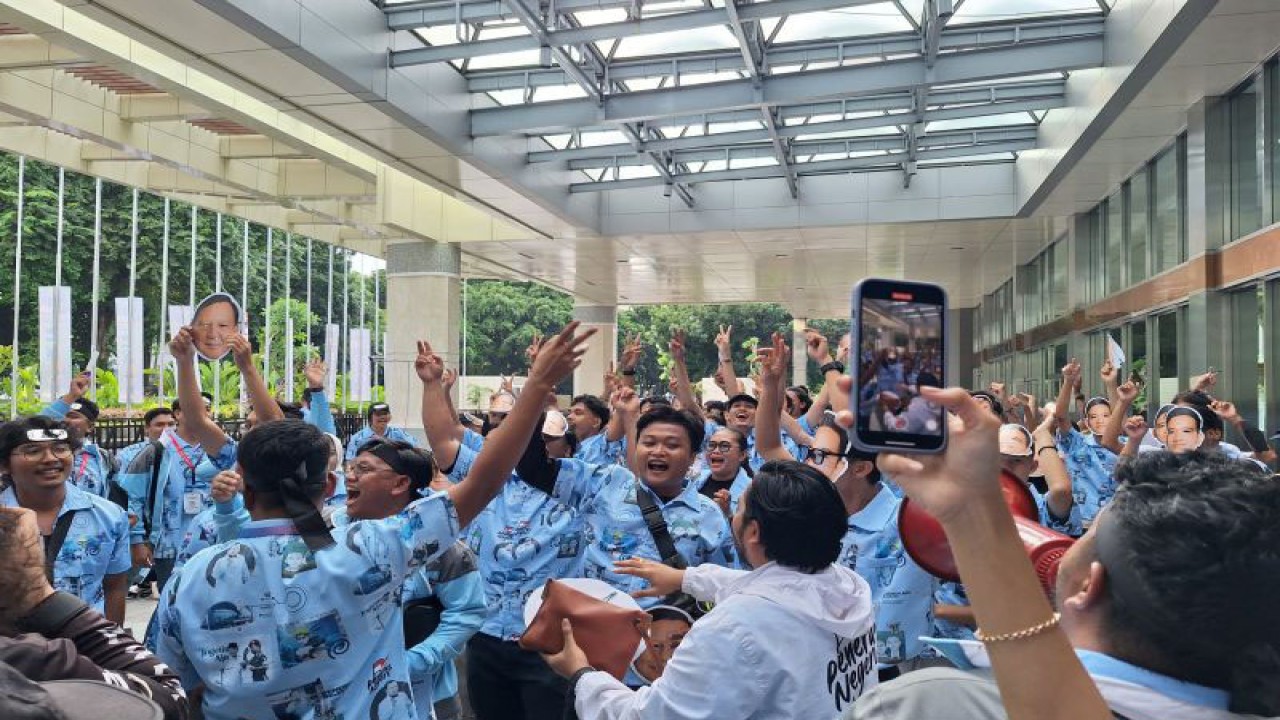 Pendukung Prabowo Subianto-Gibran Rakabuming Raka saat tiba di arena debat kedua calon wakil presiden (cawapres) Pemilu 2024 di Jakarta Convention Center (JCC), Senayan, Minggu (21/1/2024). ANTARA/Luthfia Miranda Putri
