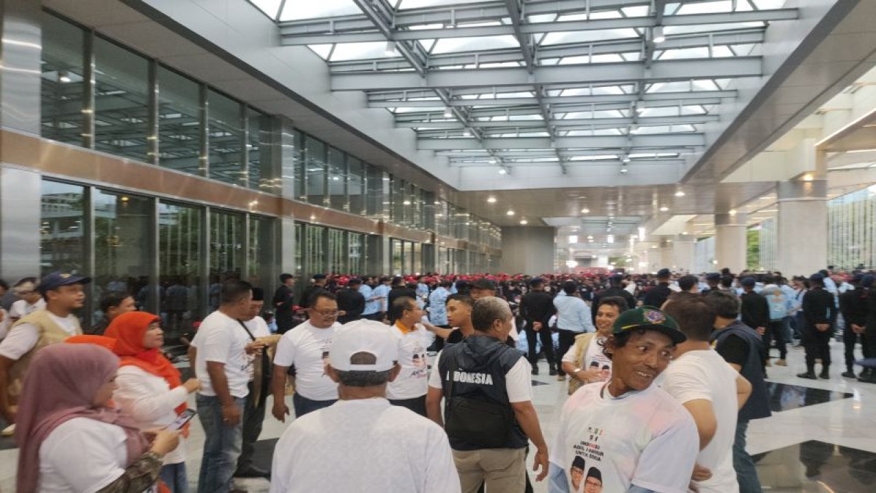 Pendukung calon presiden dan calon wakil presiden nomor urut 1, Anies Baswedan-Muhaimin Iskandar tiba di lokasi debat cawapres di Jakarta Convention Center (JCC) Senayan Jakarta pada Minggu (21/1/2024) sekitar pukul 17.20 WIB. ANTARA/Risky Syukur