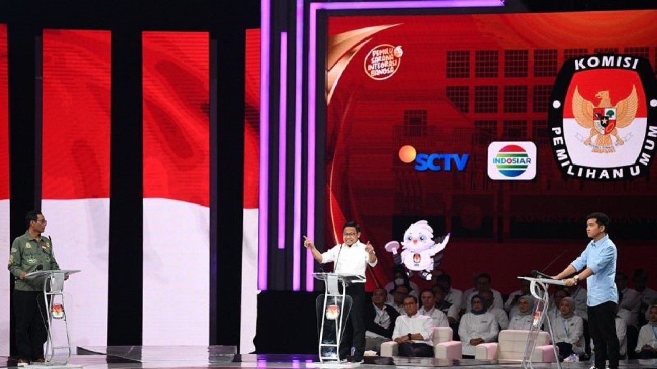 Cawapres nomor urut 1 Muhaimin Iskandar (tengah) menyampaikan pandangannya di hadapan dua cawapres lainnya Mahfud MD (kiri) dan Gibran Rakabuming Raka (kanan) saat Debat Keempat Pilpres 2024 di Jakarta Convention Center (JCC), Jakarta, Minggu (21/1/2024). Debat Keempat Pilpres 2024 itu mengangkat tema terkait pembangunan berkelanjutan, sumber daya alam, lingkungan hidup, energi, pangan, agraria, masyarakat adat dan desa. ANTARA FOTO//M Risyal Hidayat/Spt.