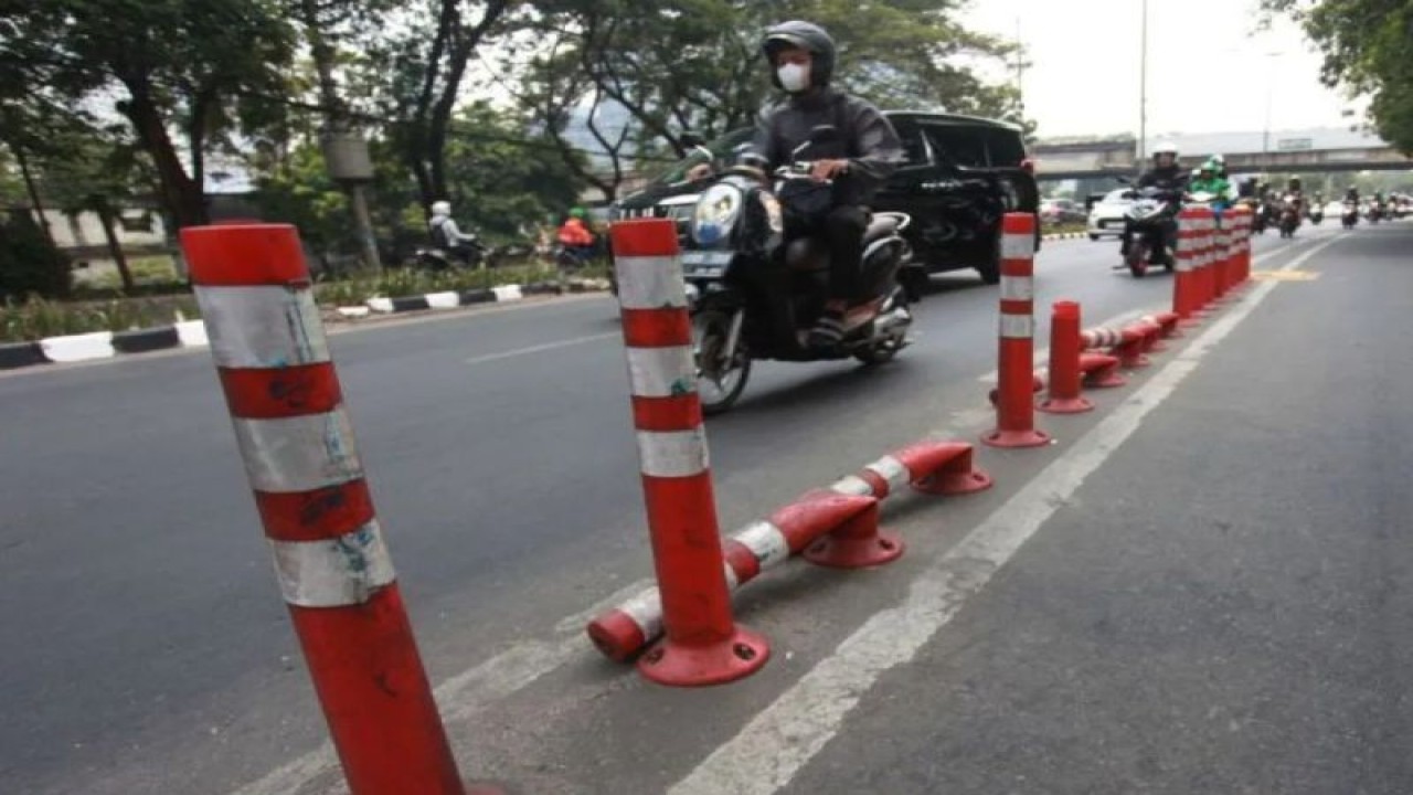 Sejumlah kendaraan melintas disamping pembatas jalur sepeda (stick cone) rusak di kawasan Jalan Penjernihan 1, Jakarta, Rabu (18/10/2023). (ANTARA FOTO/Reno Esnir/foc)