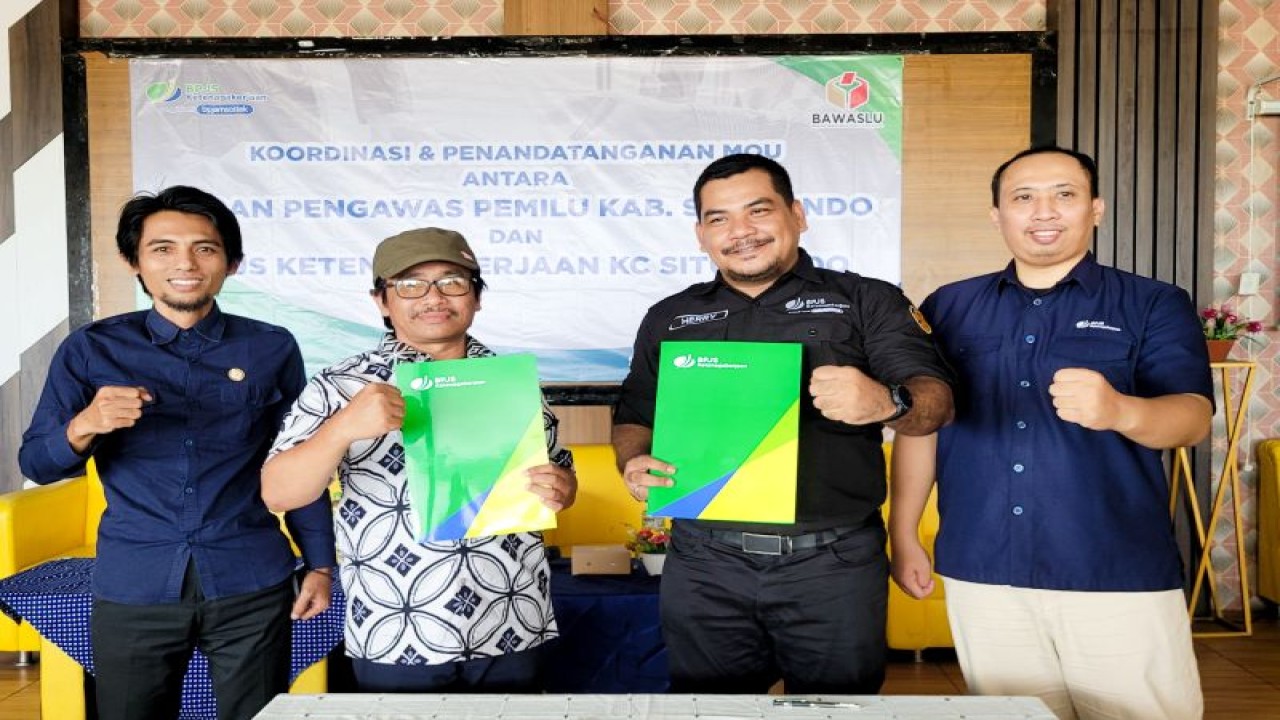 Ketua Bawaslu Kabupaten Situbondo Ahmad Faridl Ma'ruf dan Kepala BPJS Ketenagakerjaan Situbondo Herry Yudisthira menunjukkan dokumen nota kesepahaman kerja sama pelindungan petugas pengawas TPS di Situbondo, Jawa Timur, Selasa (30/1/2024). (ANTARA/Novi Husdinariyanto)