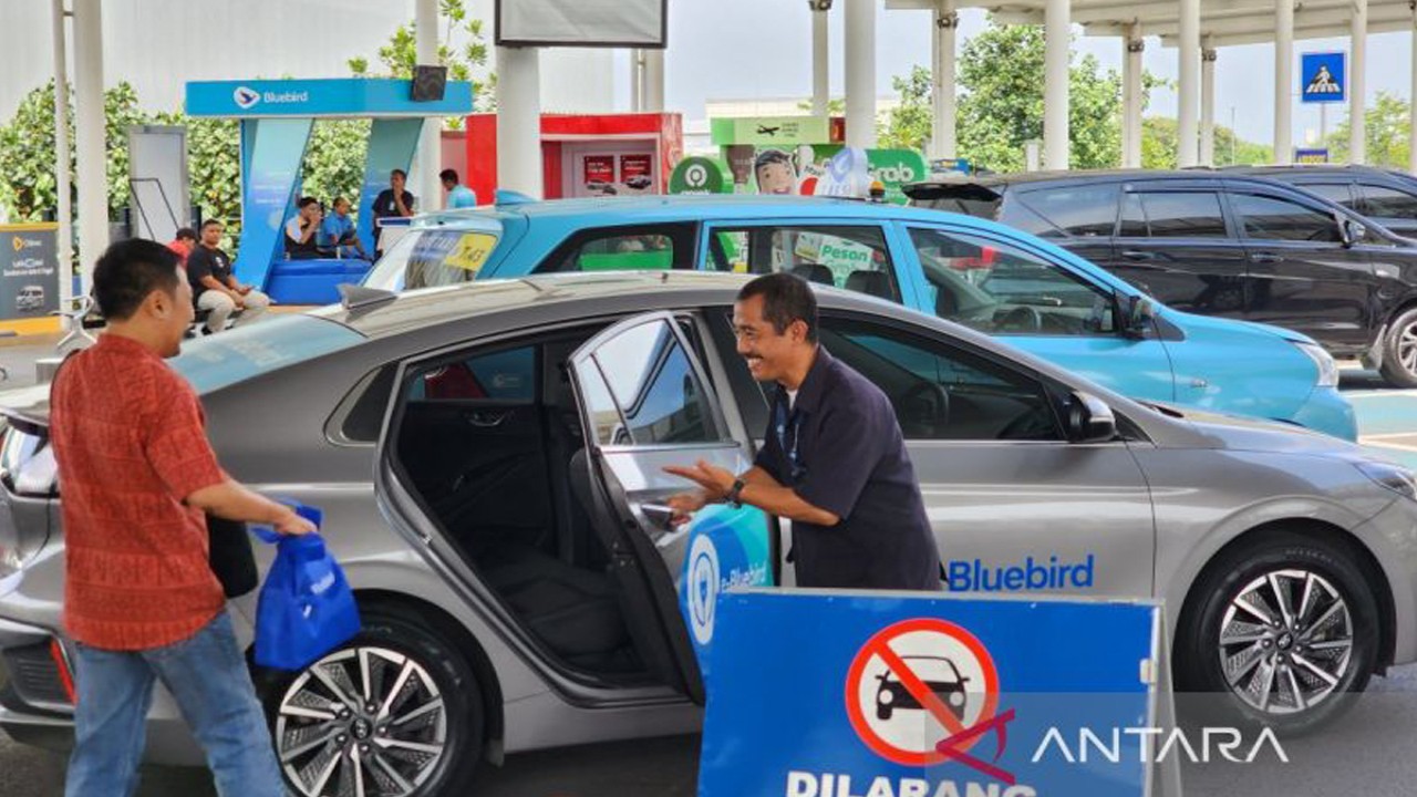 Deretan taksi di Bandara Ahmad Yani Semarang (ANTARA/I.C. Senjaya)