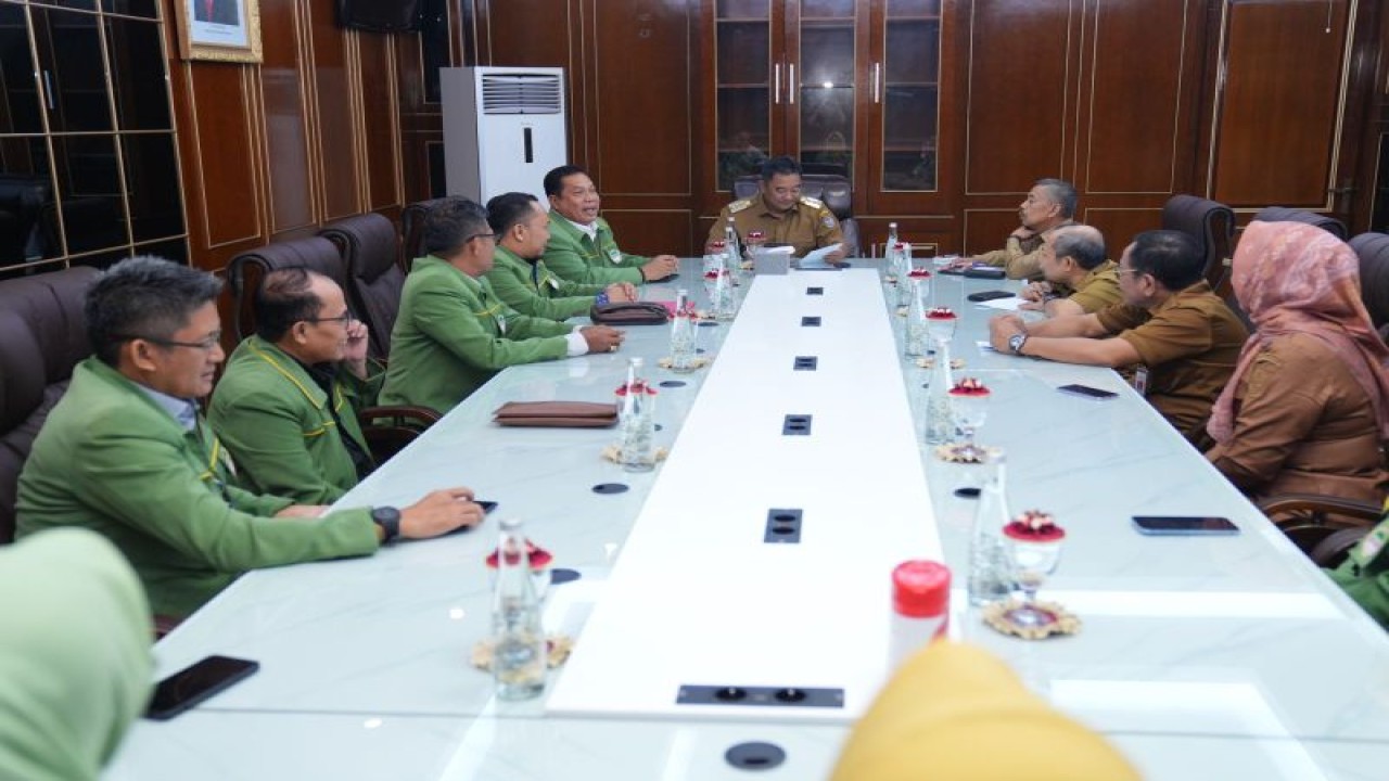 Pj Gubernur Sulsel Bahtiar Baharuddin saat menerima kunjungan BPW Kerukunan Keluarga Luwu Raya (KKLR) di Makassar, Selasa (2/1/2024). ANTARA/HO-Humas Pemprov Sulsel.