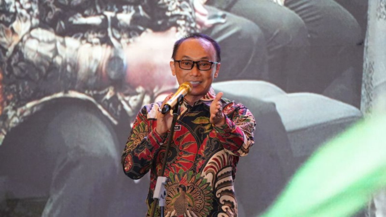 Penjabat Gubernur Sulbar Zudan Arif Fakrulloh pada forum konsultasi publik rancangan awal RPJPD Sulbar 2025-2045 Pemprov Sulbar di Graha Sandeq Kompleks Kantor Gubernur Sulbar, Kamis (4/1/2024). (ANTARA/HO-Diskominfo Sulbar)