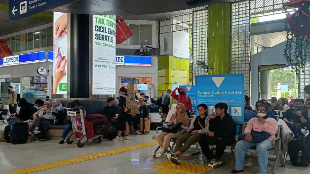 Sejumlah calon penumpang menunggu keberangkatan kereta jelang Natal 2023 dan Tahun Baru 2024 di Stasiun Gambir Jakarta, Sabtu (23/12/2023). (ANTARA/Suci Nurhaliza)
