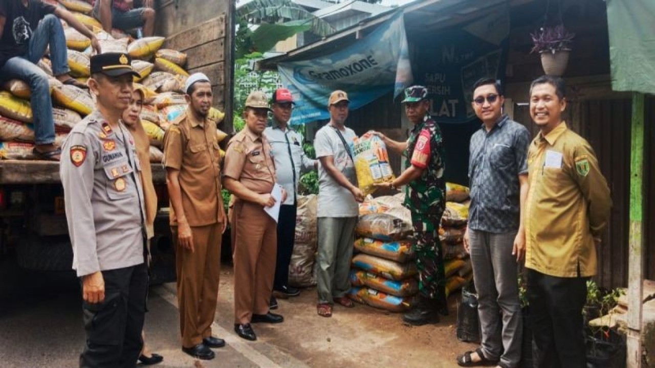 Penyerahan bantuan benih padi di Kecamatan Kelua, Kabupaten Tabalong, Kalsel. (ANTARA/HO-DP2TPH Tabalong)