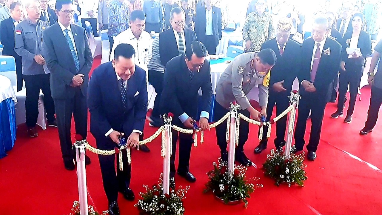 Ketum DPN PERADI Otto Hasibuan, Ketua MA Syarifuddin dan Kepala Kabaharkam Komjen Pol Mohammad Fadil Imran melakukan pengguntingan pita meresmikan Peradi Tower/Nusantaratv.com