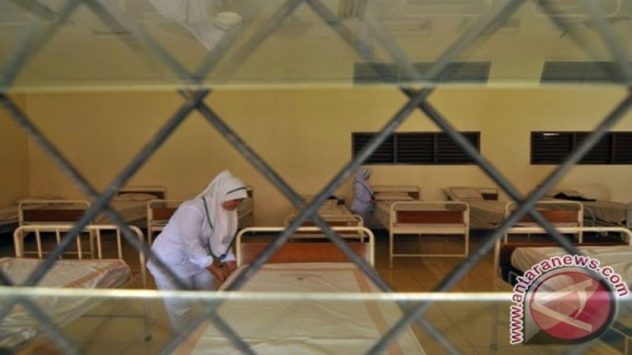 Arsip Foto - Perawat merapikan tempat tidur pasien di Rumah Sakit Jiwa (RSJ) Dr Soeharto Heerdjan, Grogol, Jakarta Barat, Kamis (10/4). Rumah sakit tersebut siap menerima dan merawat calon legislatif yang mengalami gangguan jiwa karena gagal terpilih menjadi anggota legislatif. (ANTARA FOTO/Zabur Karuru)