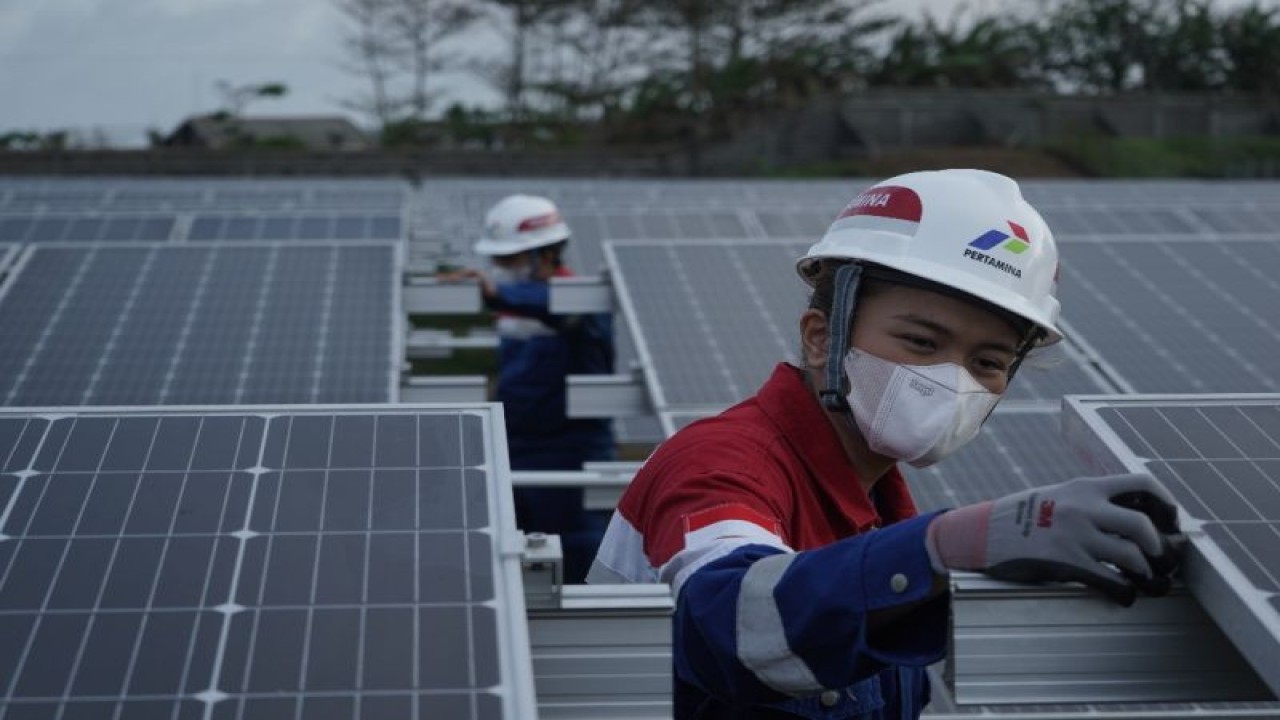 Ilustrasi - Pertamina NRE mencatat produksi pembangkitan listrik berbasis energi bersih selama 2023 mencapai sebesar 5,5 juta MWh (unaudited). ANTARA/HO-Pertamina NRE.