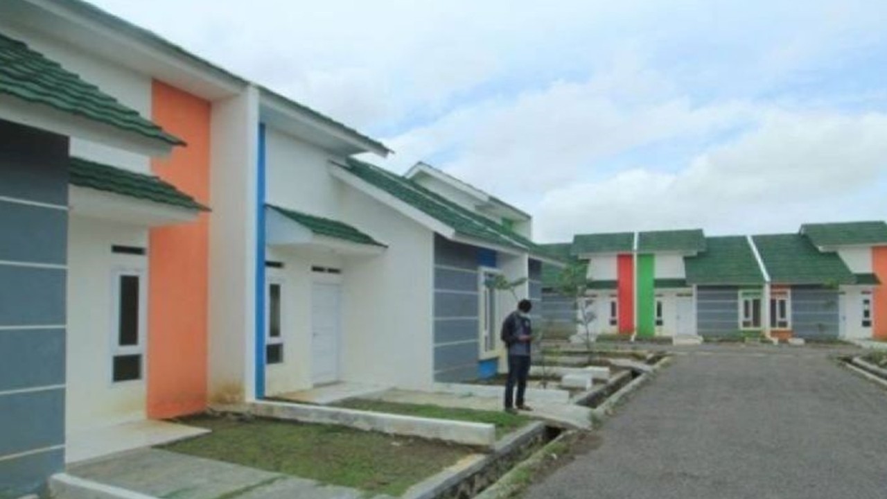 Warga berdiri di lokasi pembangunan perumahan bersubsidi di Indramayu, Jawa Barat. ANTARA FOTO/Dedhez Anggara/aww/pri.