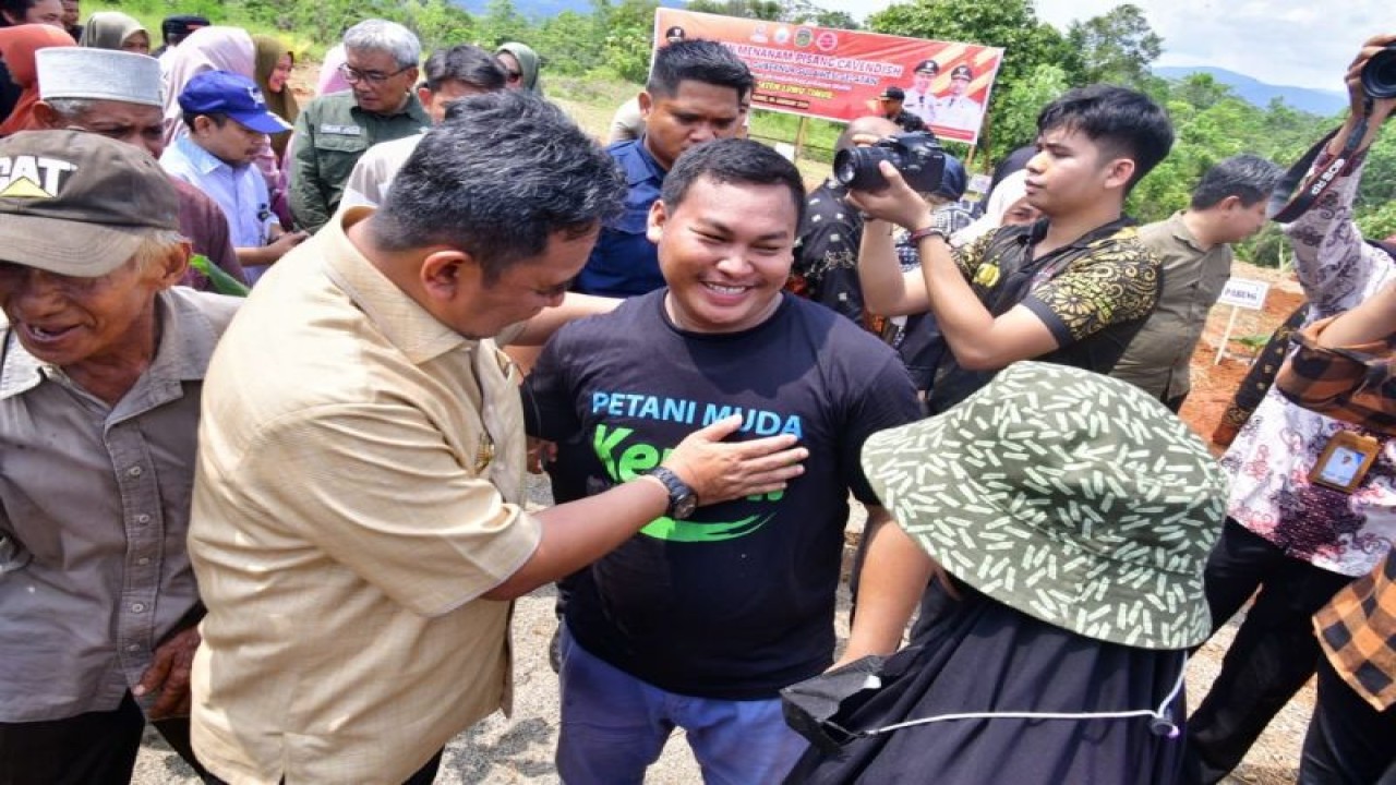 Pj Gubernur Sulsel Bahtiar Baharuddin bersama Petani Milenial Luwu Utara pada penanaman pisang cavendish di Luwu Utara, Kamis (4/01/2024). (ANTARA/HO-Humas Pemprov Sulsel)