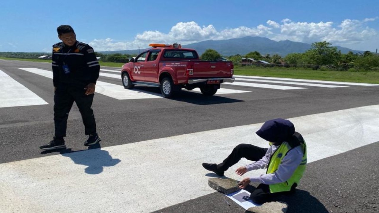Petugas melakukan aktivitas pengujian abu vulkanik dengan paper test di landasan pacu Bandara Frans Seda Maumere, Sikka, NTT, Selasa (2/1/2024). (ANTARA/HO-Kantor UPBU Kelas II Bandara Frans Seda Maumere)