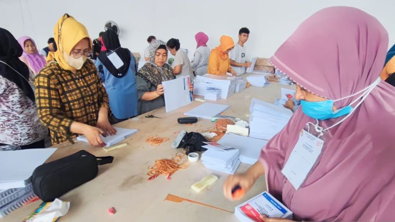 Petugas menyortir dan melipat surat suara Pemilu 2024 di gudang logistik KPU Jakarta Timur di kawasan Jakarta Industrial Estate Pulogadung (JIEP) Cakung, Jakarta Timur, Selasa (2/1/2024). KPU Jaktim menargetkan penyortiran dan pelipatan surat suara rampung pada 28 Januari 2024. ANTARA/Syaiful Hakim