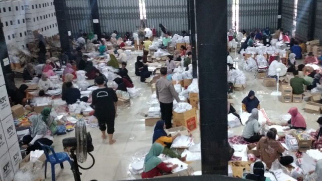 Petugas sedang melakukan sortir dan pelipatan surat suara Pemilu 2024 di Gudang Logistik KPU Kabupaten Bangka Barat di Pal3, Mentok, Senin (8/1/2024). (ANTARA/HO-KPU Kabupaten Bangka Barat)